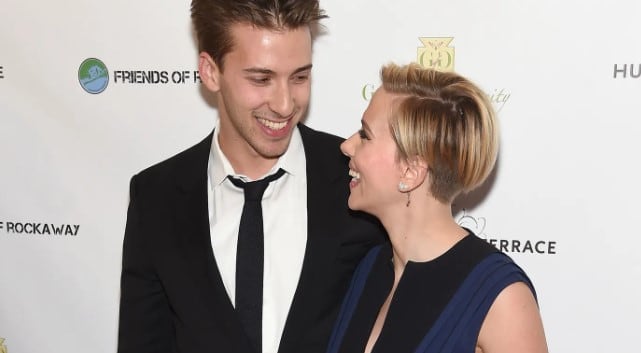 Su hermano solía acompañar a la bella actriz en sus alfombras rojas (Foto: Getty Images)