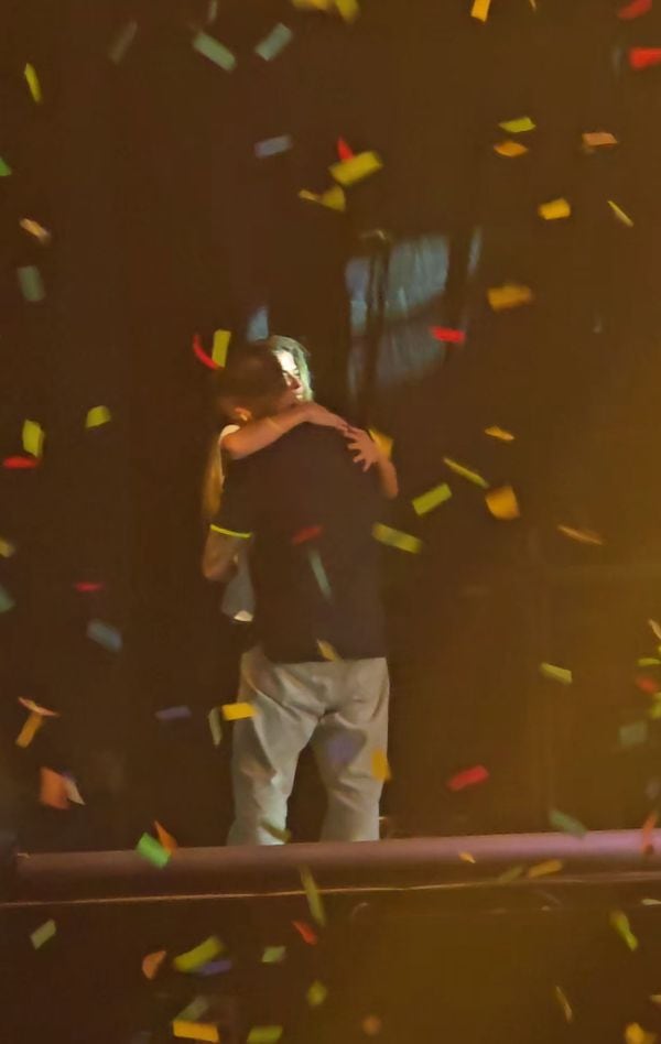 Alejandro Sanz y Stephanie Cayo protagonizan emotivo abrazo frente a miles de fans. (Foto: Captura de video)