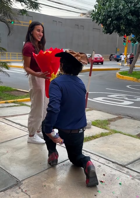 Samahara Lobatón recibe un ramo de rosas de parte de Youna pese a la distancia.