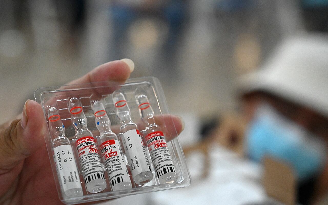 Una enfermera muestra viales de la vacuna Sputnik-V contra COVID-19. (Foto de Orlando SIERRA / AFP)