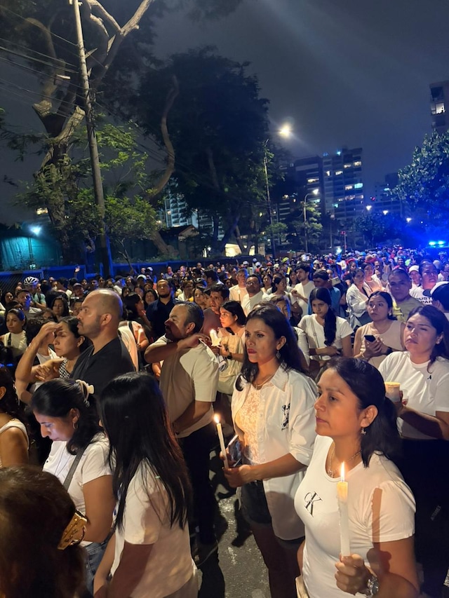Vecinos y otras personas se congregaron en Camino Real para honrar a la campeona de buceo. (Fotos: Lady Gamarra)