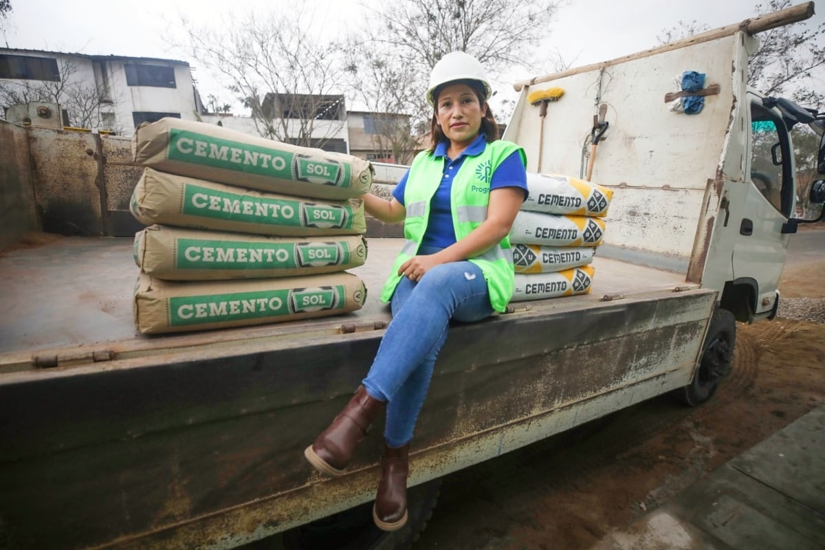 Victoria empezó con pocas ventas y muchas dudas, pero con esfuerzo logró convertir su ferretería en el sustento de su familia en Lima Norte. Foto: Diana Marcelo.