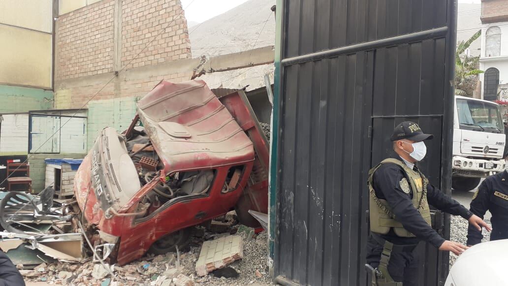 Volquete se estrella contra el penal de Barbadillo. (fotos: Mónica Rochabrum/Trome)