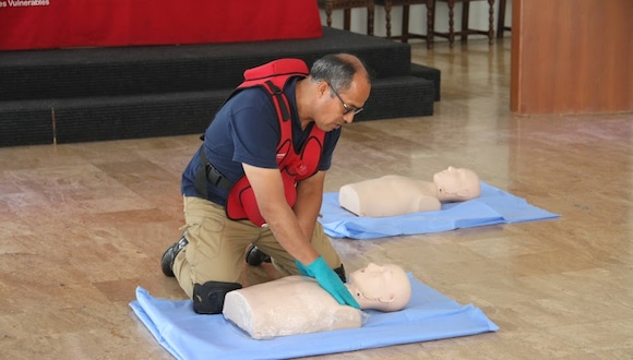 La capacitación en primeros auxilios dirigida a 77 de sus voluntarios de Lima con la finalidad de que estén preparados para actuar con eficacia ante diversas situaciones de emergencia hasta la llegada de los servicios médicos profesionales.
