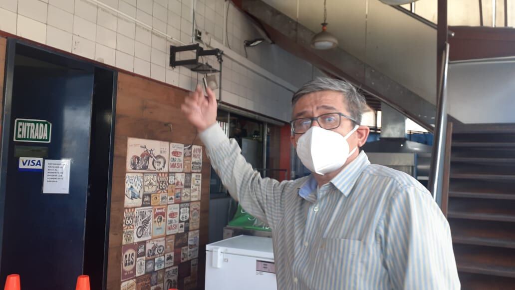 Delincuentes ingresaron tres veces a una cevichería para robar dinero, bicicletas, laptops, licores finos y hasta helados. Además brindaron con cerveza por el robo. (foto: Mónica Rochabrum/Trome)