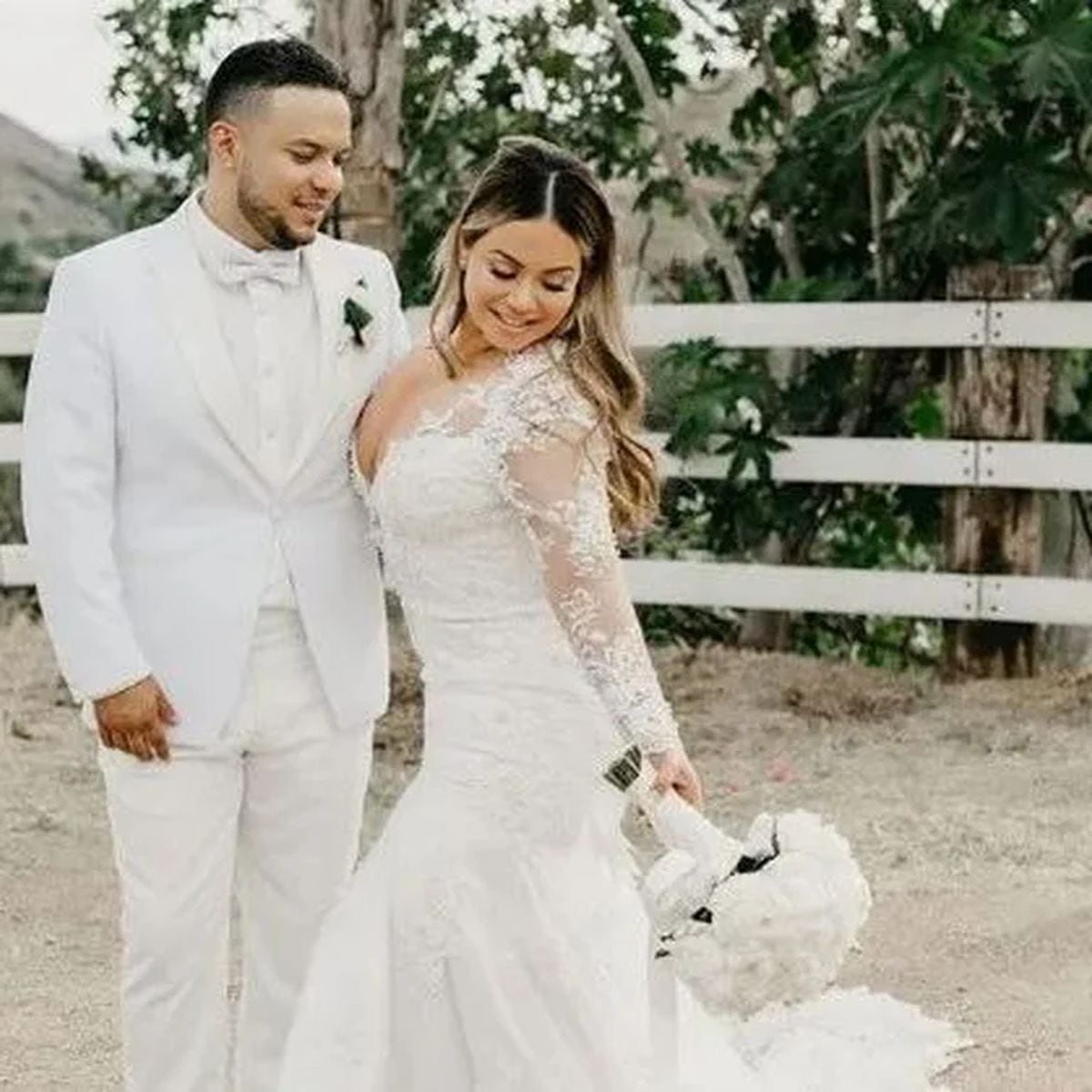 Una de las fotos oficiales de su boda (Foto: Chiquis Rivera / Instagram)