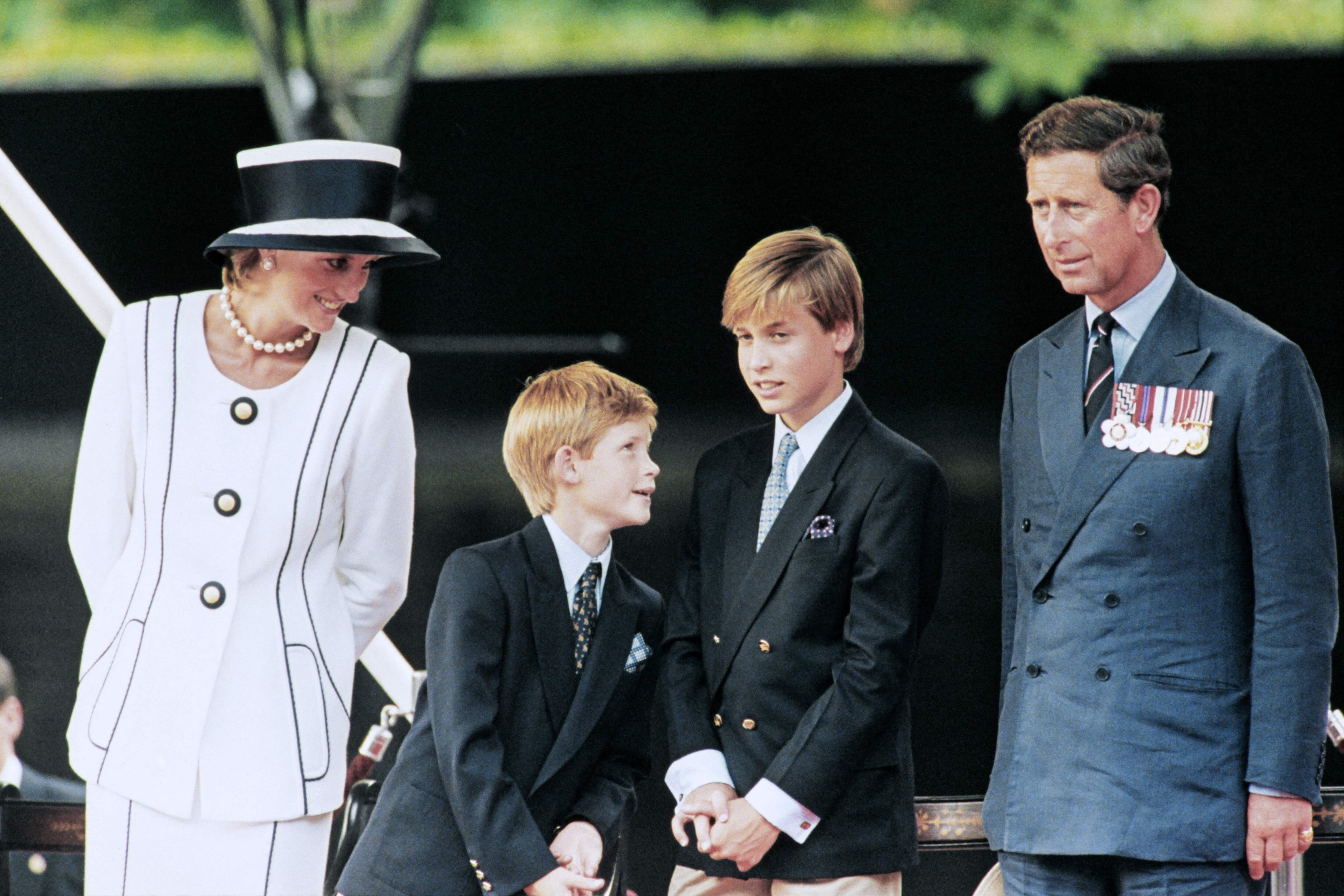 Imagen del príncipe Carlos (izq.), la princesa Diana (der.) y sus hijos William (segundo izq.) y Harry, el 19 de agosto de 1995. (AFP / Johnny EGGITT).