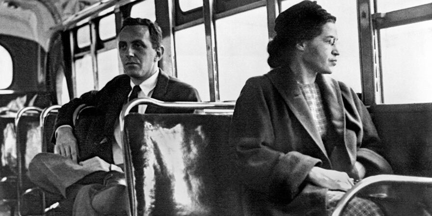 En 1955, Rosa Parks es arrestada y enjuiciada por negarse a ceder su asiento a una persona blanca.