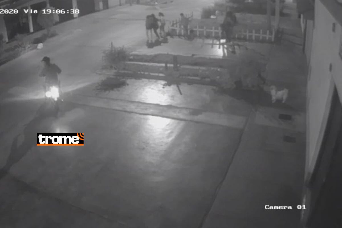 Sujetos inescrupulosos que estaban a bordo de una mota haciéndose pasar por repartidores bajaron para asaltar con arma a vecinos que transitaban en la noche. Foto captura de video de un vecino.