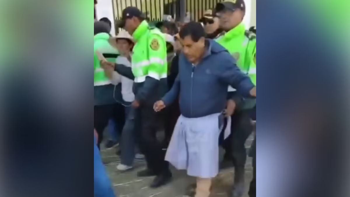 Alcalde fue obligado a utiliza mandil tipo pollera por no cumplir sus promesas. Foto: RPP