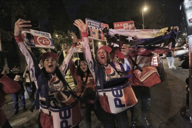 Caravana de motociclistas venezolanos recorren los alrededores del Estadio Nacional para alentar a la Vinotinto. Foto: Anthony Niño de Guzmán/ @photo.gec