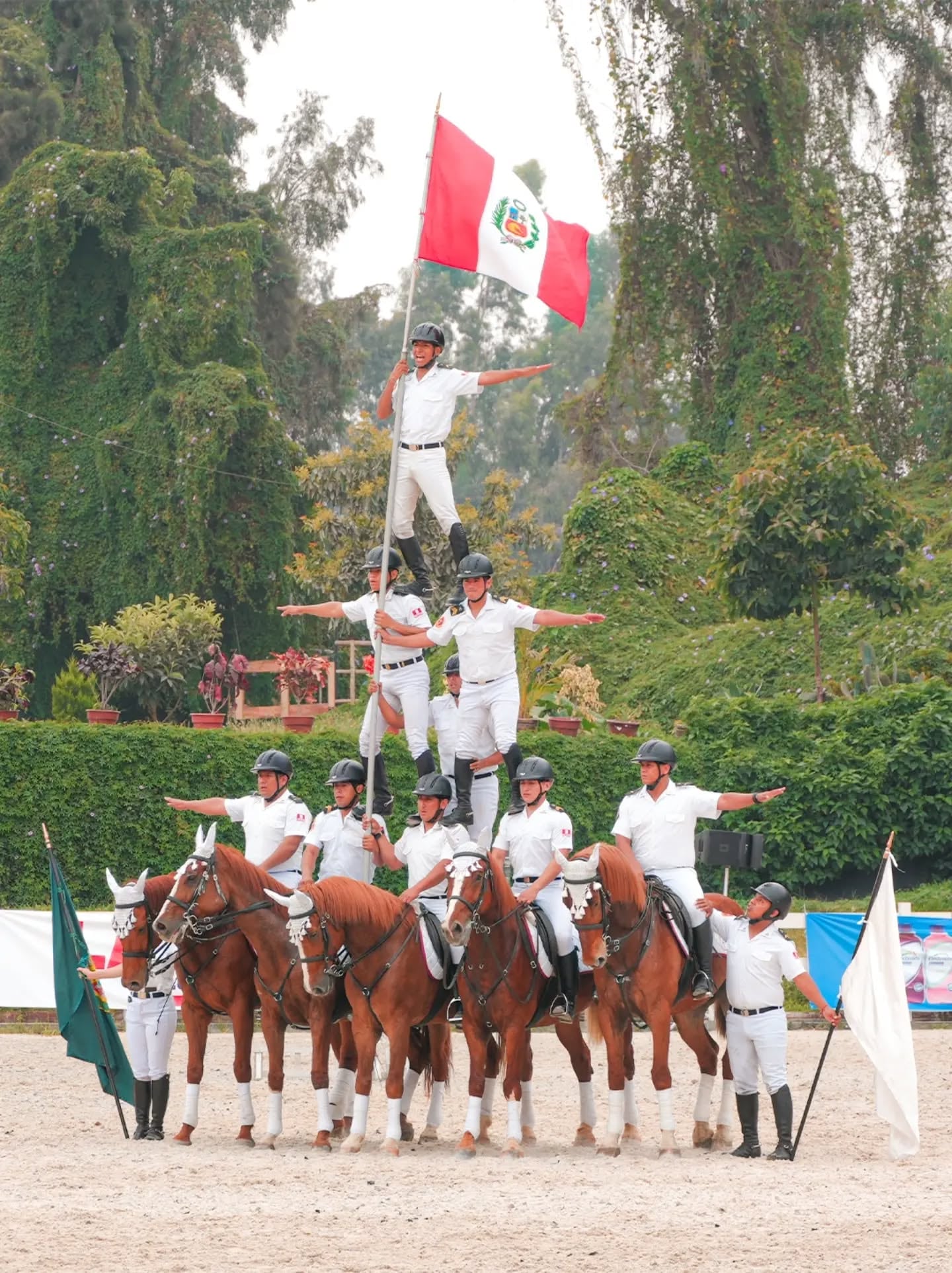 La figura acrobática colectiva alcanzó uno de sus momentos más vistosos con un integrante sosteniendo la bandera peruana en lo alto. Foto: Facebook @MundialCPP.