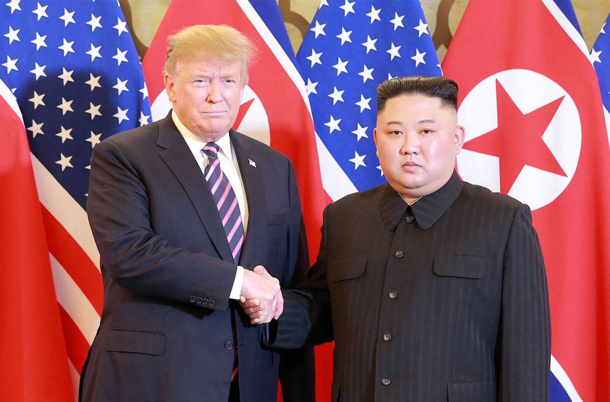 Imagen del 27 de febrero del 2019 que muestra al líder norcoreano Kim Jong-un estrechando la mano del presidente de Estados Unidos, Donald Trump, en Hanói. (AFP).