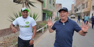 Roberto Guizasola le enseña la cuadra donde empezó a pelotear en su barrio (Foto: GEC)