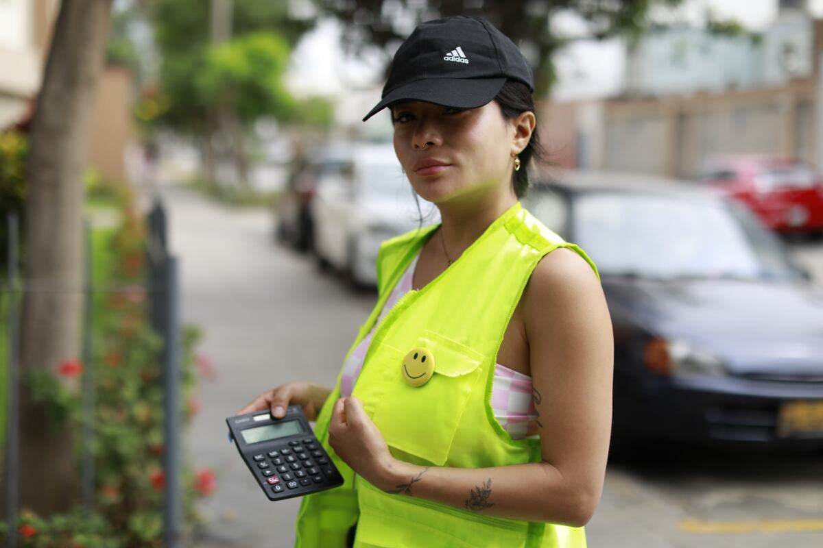 Cambista disfrazada lleva cámara oculta en el pin de carita feliz. Foto: Julio Reaño.