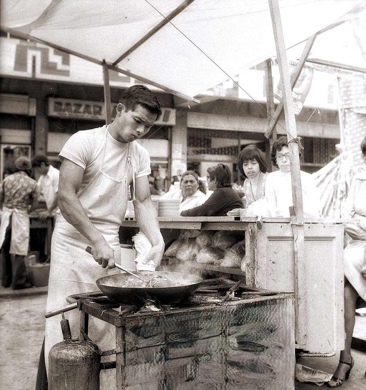 'Chifa ambulante' en la sexta cuadra del jirón Andahuaylas, a espaldas del mercado Mariscal Castilla, en el Cercado de Lima (1975). (Foto: GEC Archivo Histórico)