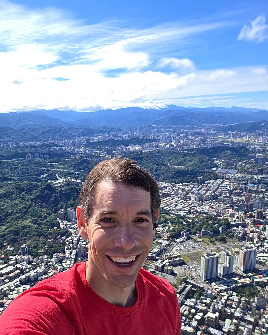 Alex Honnold muestra el panorama desde lo alto de Taipei 101. (@alexhonnold)
