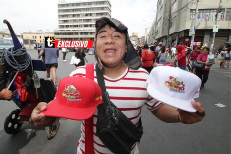 Conoce al ‘Chavo del 8′ que se recursea vendiendo gorros en Mesa Redonda