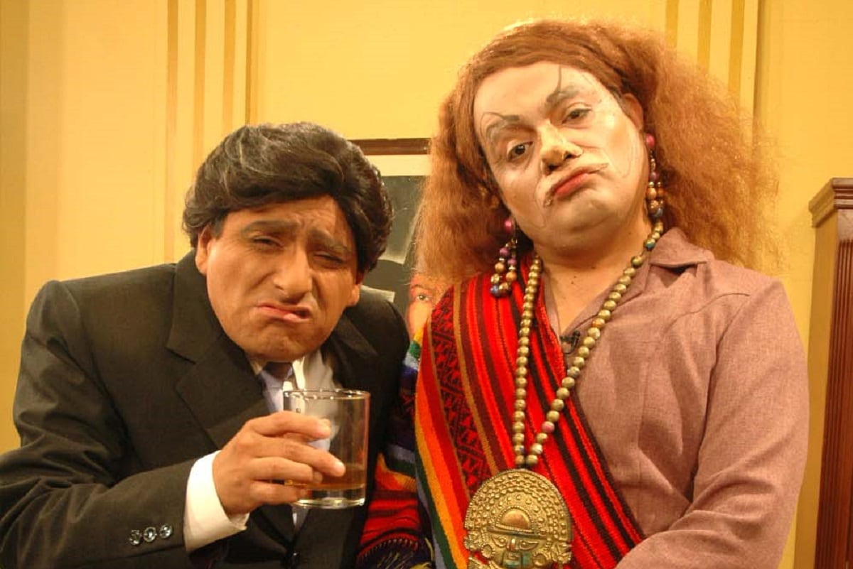 Carlos Álvarez caracterizado como “Alejandro Choledo” y Jorge Benavides caracterizado como “Eliane Karpa” en una recordada secuencia de su programa “El especial del humor”. (Foto: GEC Archivo)