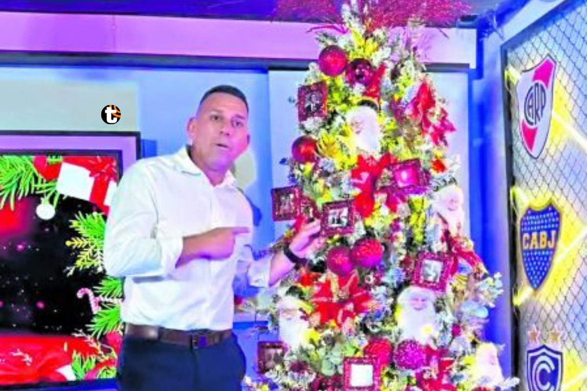CONEJO DE PASCUA. Elegante dentro y fuera de la cancha, así recibió la Nochebuena Miguel Rebosio. A las 12 no se cansó de repartir regalos a la familia.