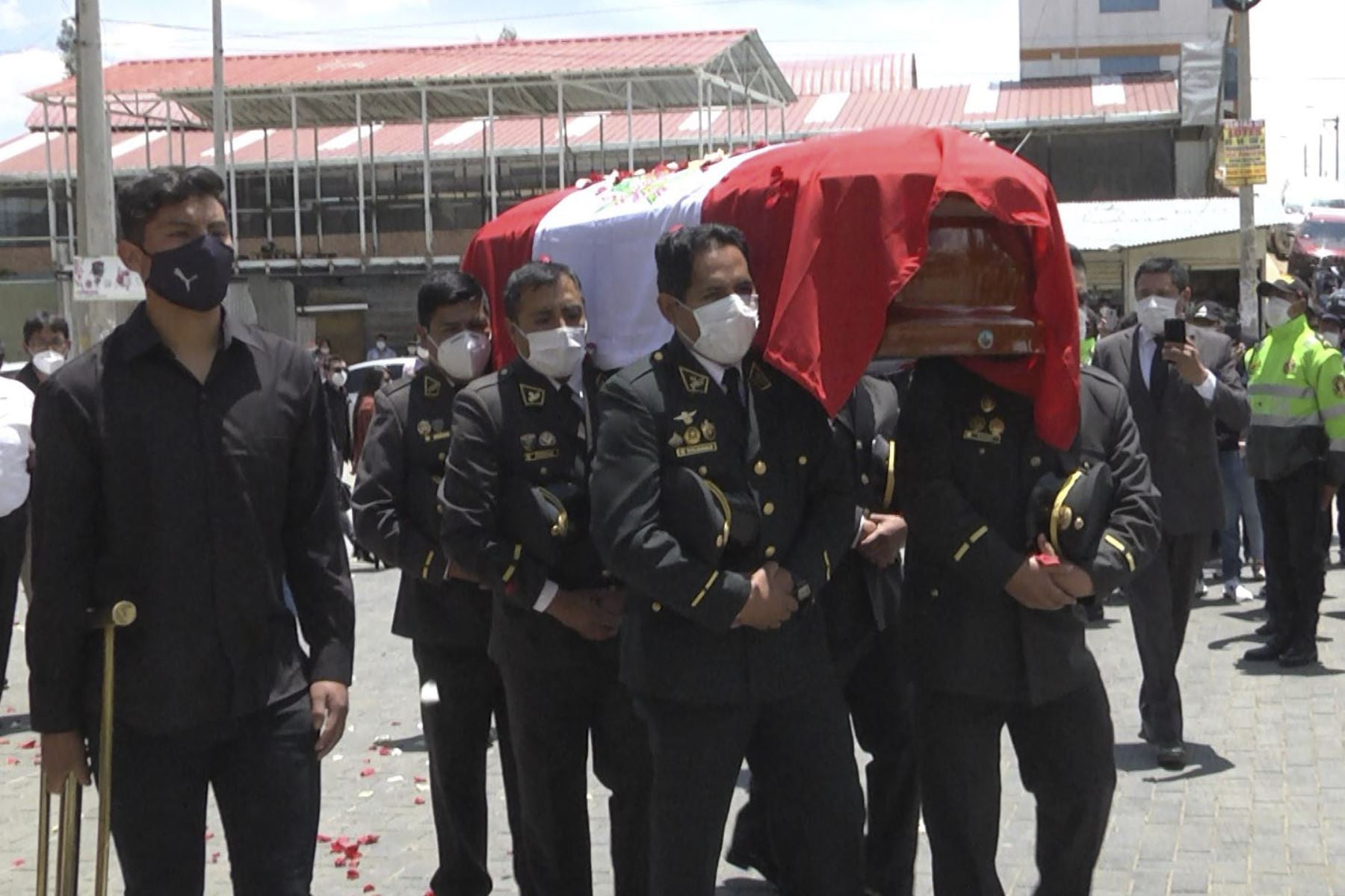 Huancayo: Policía asesinado en comisaría fue despedido con honores en emotiva ceremonia (Foto: Andina)