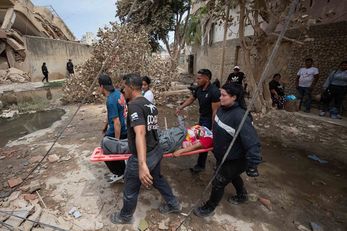 Voluntarios rescatan a una persona, en La Guaira, Venezuela, el 25 de junio de 2026. (Ronald Peña R. / EFE)