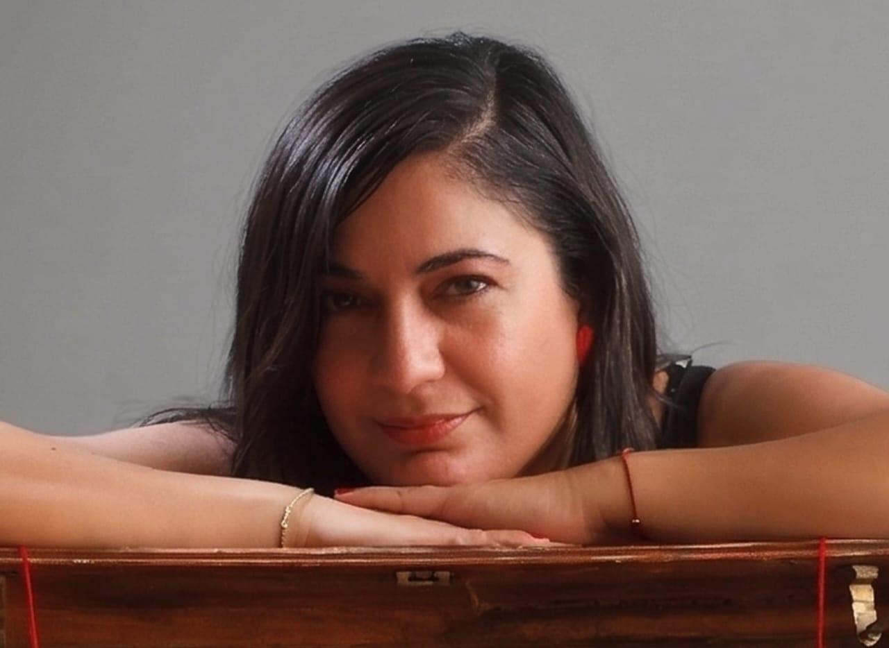 Además de la literatura, también compone canciones.