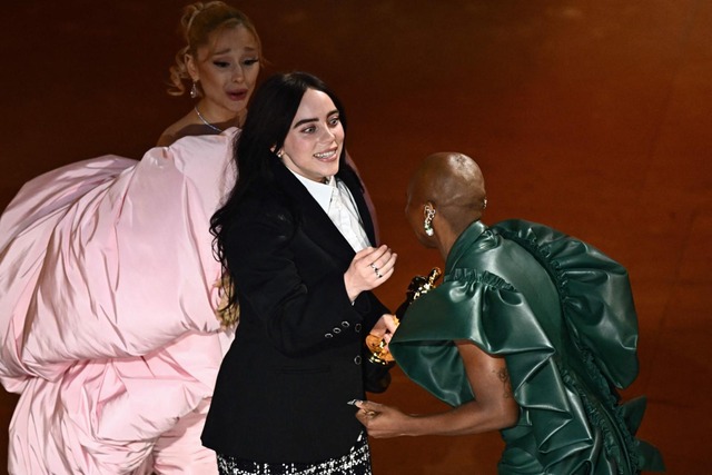 Billie Eilish y su hermano Finneas cantaron "What Was I Made For?" de la banda sonora de "Barbie" en el Oscar 2024. Se llevaron el premio a la Mejor canción original por esta composición.