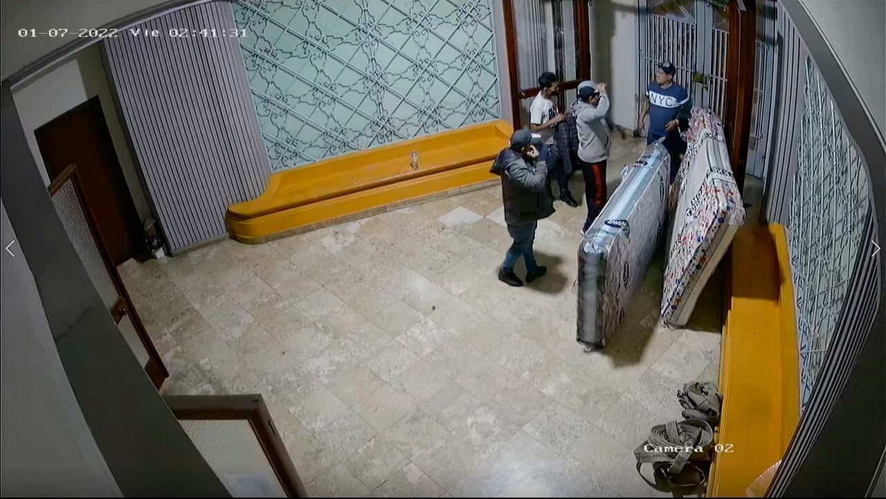 Una banda de rateros robó 207 cajas grandes de mascarillas KN-95, ollas arroceras y colchones nuevos de un almacén.