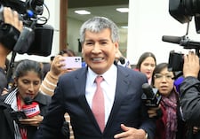 Pepitas: El gobernador regional de Ayacucho visitó a los damnificados del terremoto en Coracora usando un reloj Omega de 150 mil soles