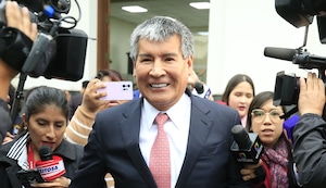Pepitas: El gobernador regional de Ayacucho visitó a los damnificados del terremoto en Coracora usando un reloj Omega de 150 mil soles