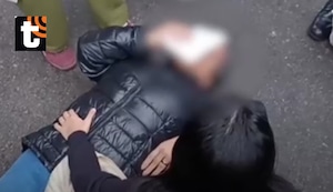 ¡Momentos de angustia en la Parada Militar! Abuelita termina en ambulancia tras caer durante aglomeración en la avenida Brasil