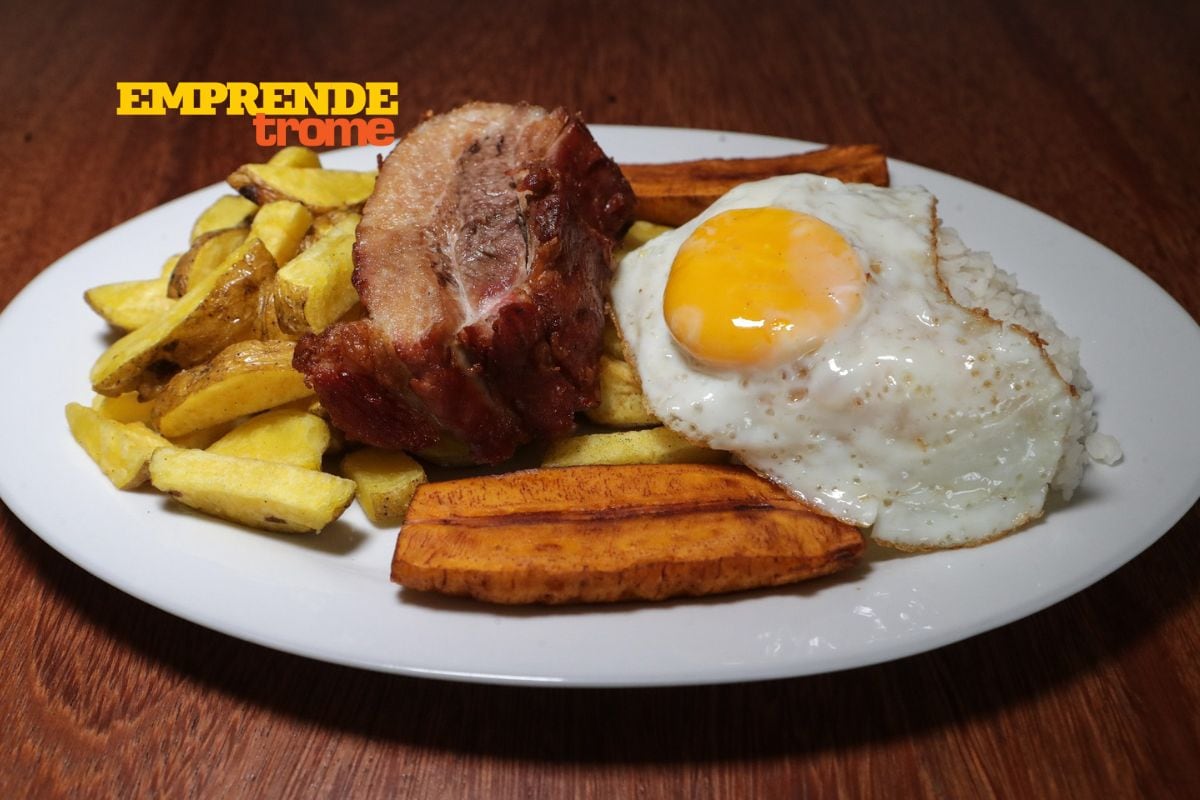 Chicharrón a lo rico, contundente plato para el almuerzo, una propuesta nueva en la marca. Foto: Alessandro Currarino.