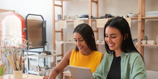 Revisar de forma regular aspectos como la calidad de los productos. Foto: Freepik.