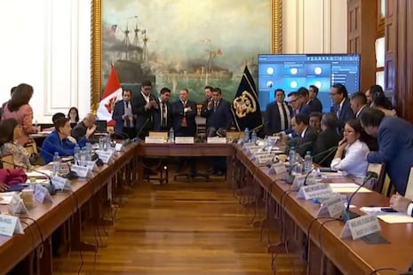 ¡Nuevo choque paraliza el Senado! Suspenden debate de facultades legislativas tras retiro de bancadas opo...