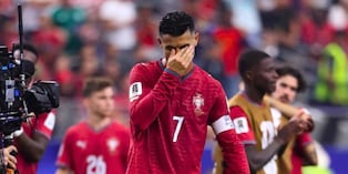 Cristiano se seca las lágrimas mientras abandona la cancha tras ser eliminado (Foto: AFP)