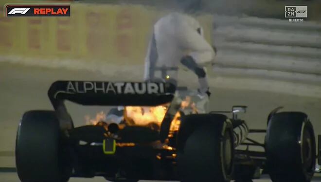 Gasly salta de su coche que ese incendiaba en la vuelta 46 (@Formula1)
