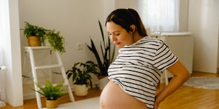 Hidratación, alimentación y constancia son claves para reducir el riesgo de estrías en esta etapa. Foto: Istock.