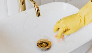 El truco casero para eliminar lo opaco y devolver el brillo a tu lavabo