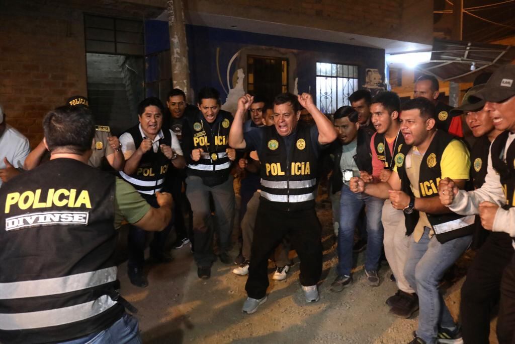 Policía celeba rescate de Paulo Huansi. Paulo Huansi se reencuentra con sus hermanos. Foto: César Grados/@photo.gec