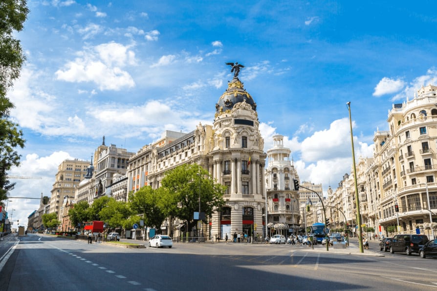 La Gran Vía es la avenida más comercial de Madrid. Foto: Internet.