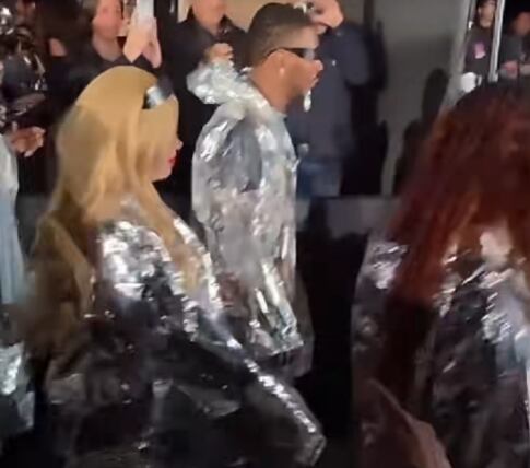 Susy Díaz metros más atrás de Shakira en 'Caminando con la loba'.