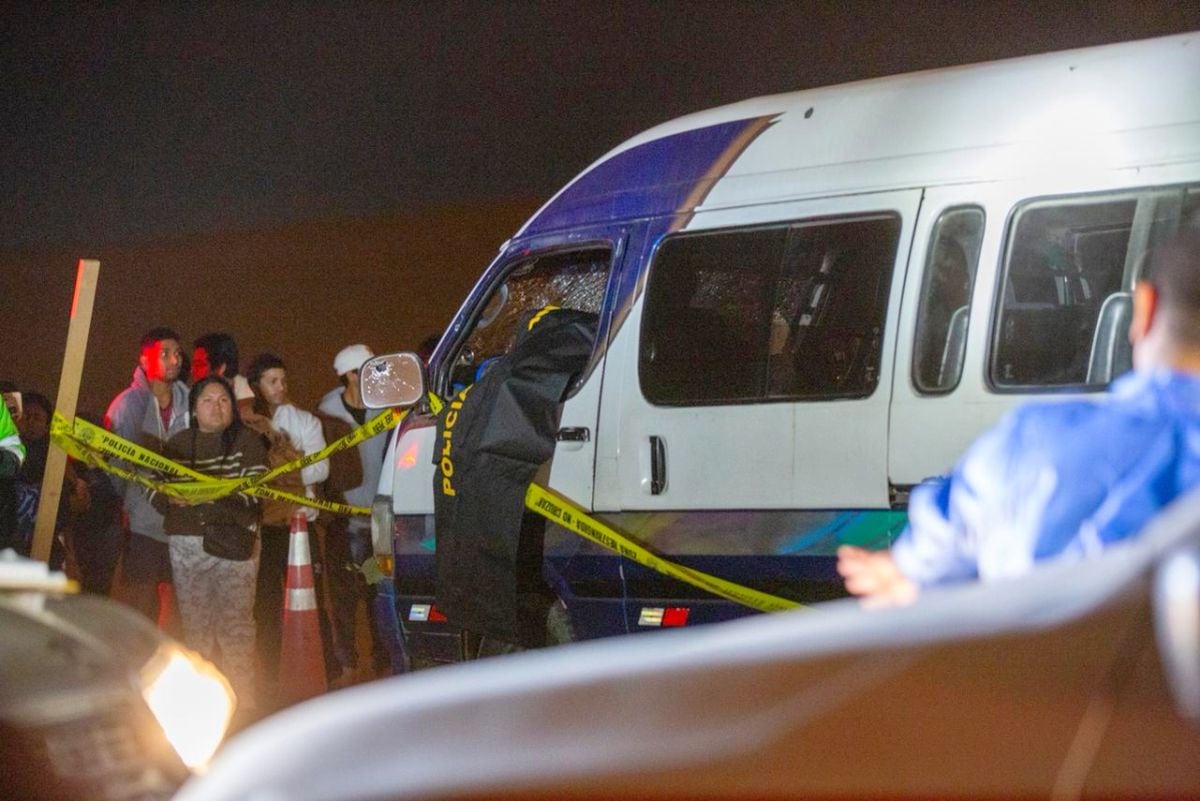Dos muertos y cuatro heridos deja ataque a balazos a combi en el distrito de Lurín. (Foto: Fernando Sangama / @photo.gec)