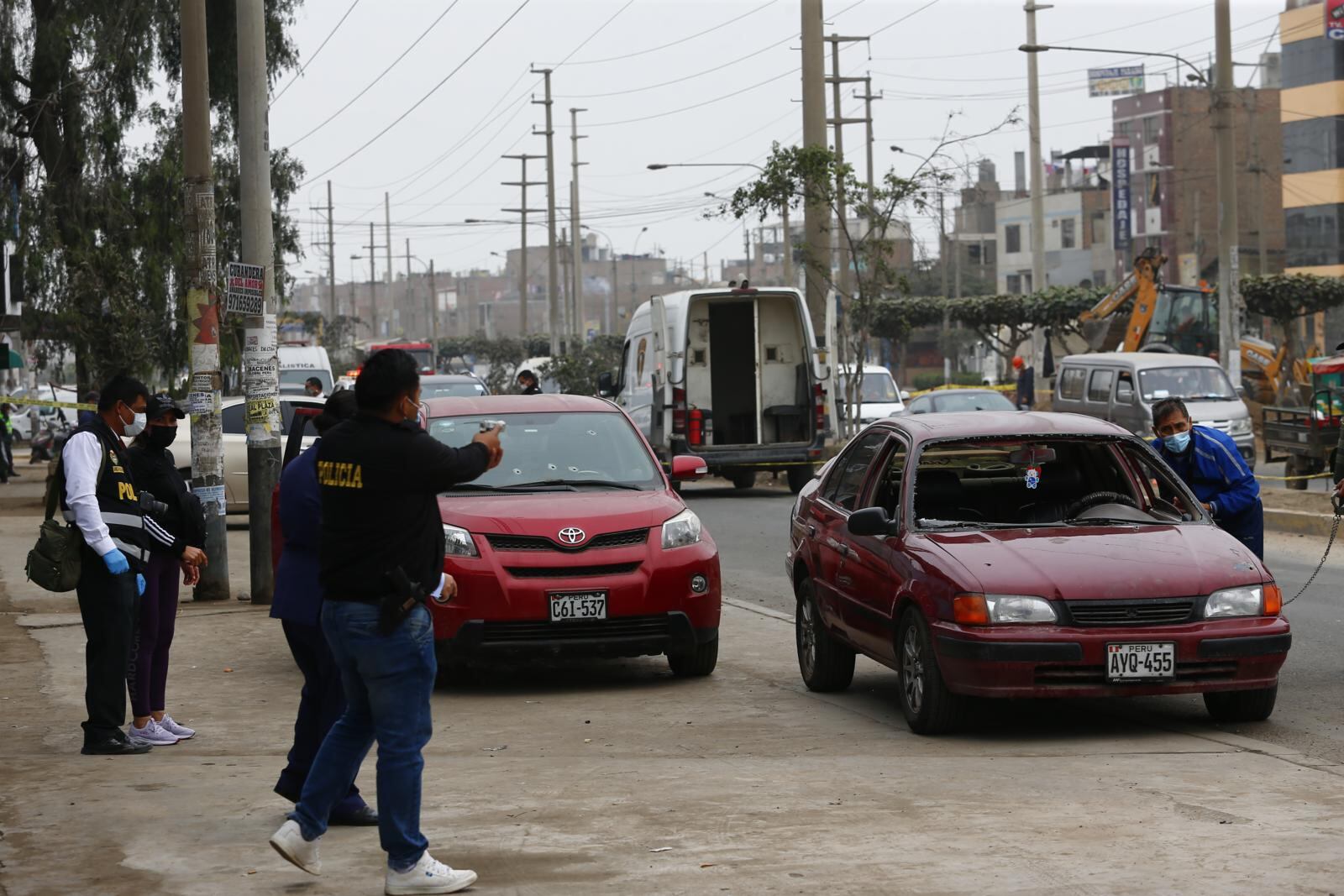 Las autoridades utilizaron a un miembro de la Policía para que haga los pasos que, según los otros dos protagonistas del hecho, hizo Jiménez el día del hecho. | Foto: Hugo Curotto