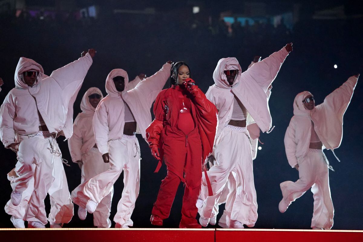Rihanna durante su performance en el show del medio tiempo del Super Bowl LVII (Foto: AFP)