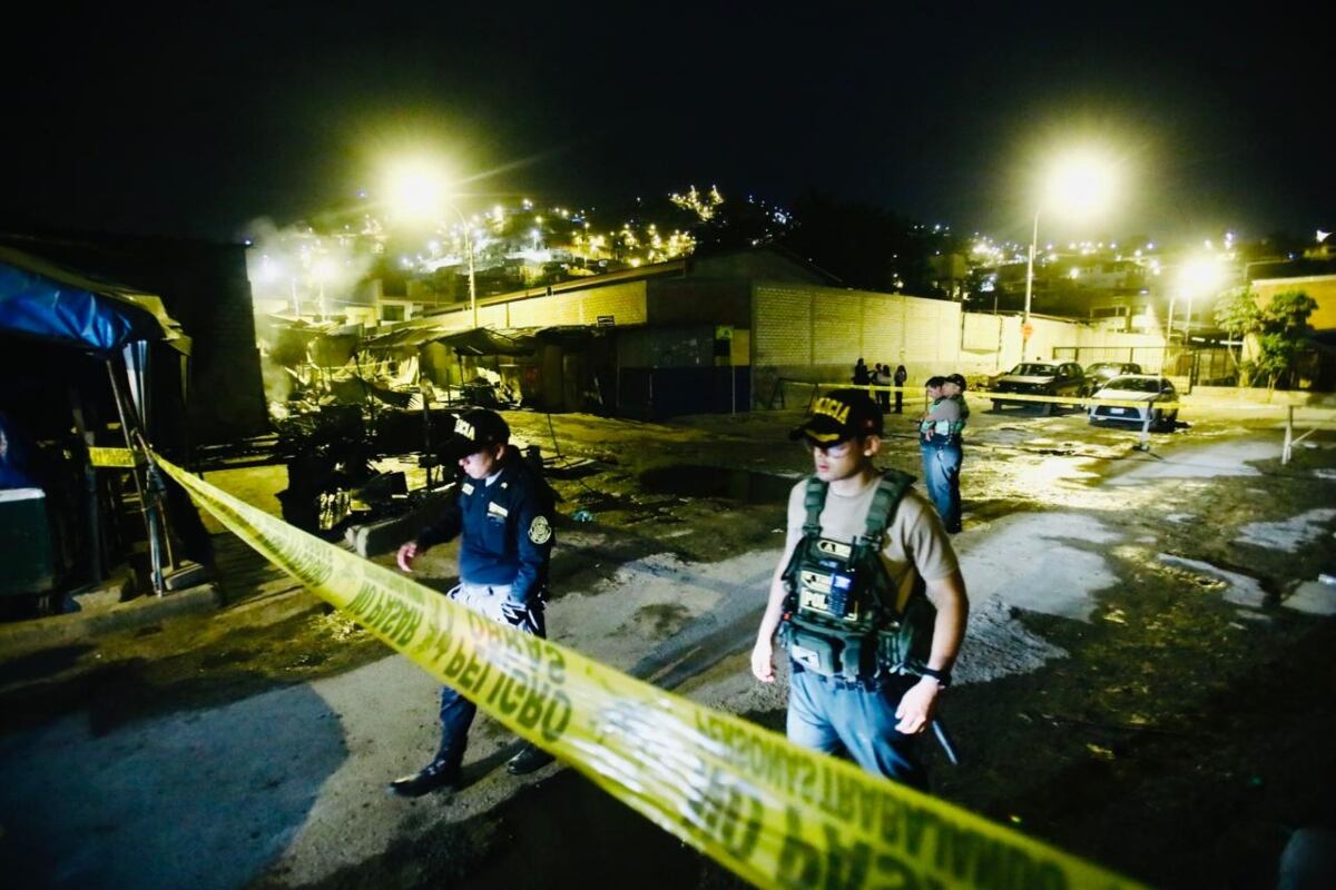 Mercado Virgen del Carmen se incendia pero siniestro es controlado por bomberos. Comerciantes denuncian que podría ser provocado pues vienen siendo amenazados. Fotos: César Grados/@photo.gec