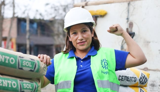 Victoria empezó con pocas ventas y muchas dudas, pero con esfuerzo logró convertir su ferretería en el sustento de su familia en Lima Norte. Foto: Diana Marcelo.