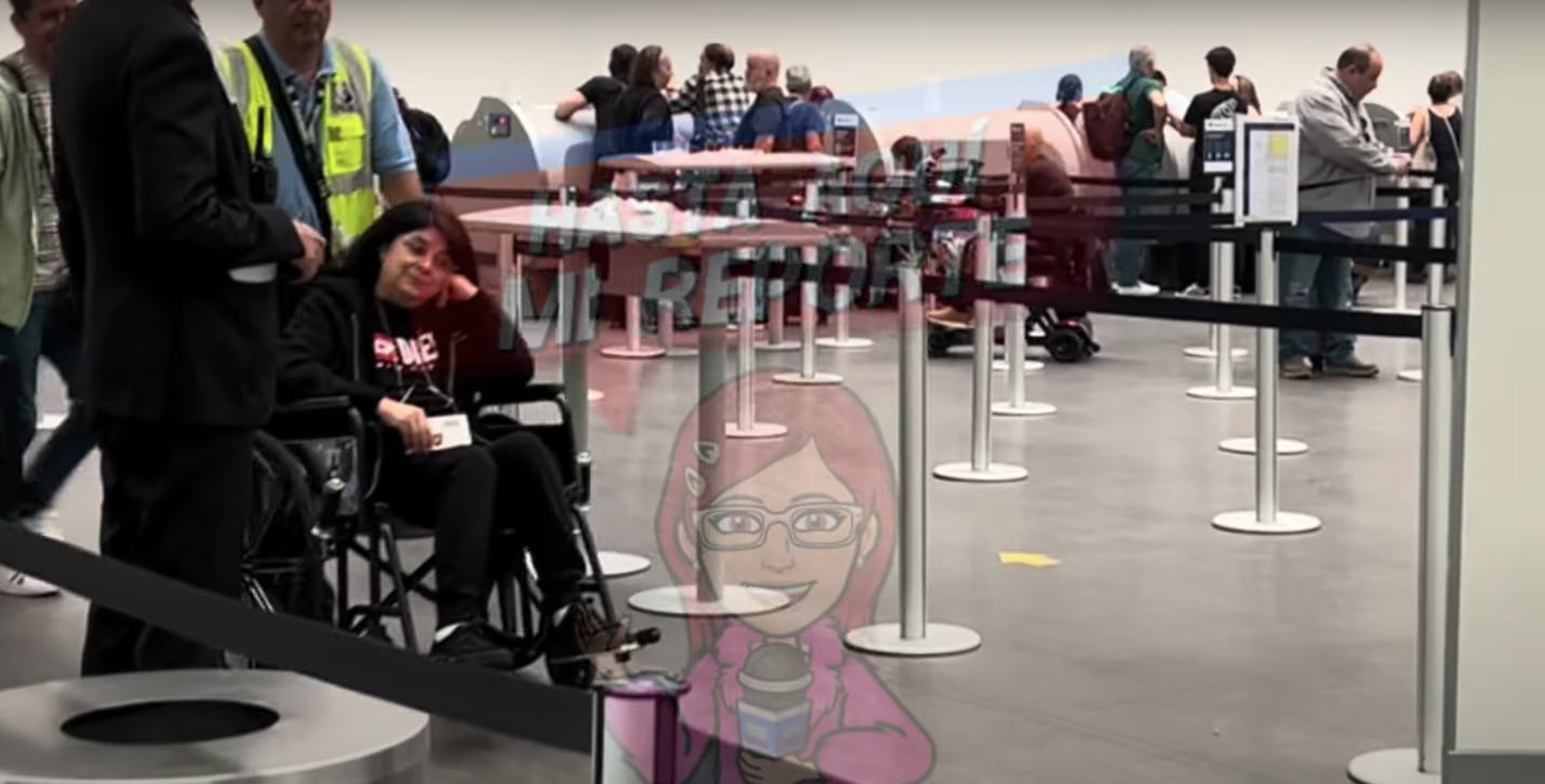 Victoria Ruffo es vista saliendo del aeropuerto en silla de ruedas (Foto: Berenice Ortiz / YouTube)