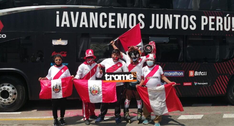 Siempre alentando. Miembros de la hinchada blanquirroja. (Entrevista: Isabel Medina / Trome)