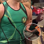 Es captado buscando comida en la basura: ¿quién es?